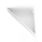 Elegancka, biała półka ścienna o nowoczesnym, minimalistycznym designie. Wykonana z wytrzymałego metalu, cechuje się wysoką jakością i odpornością na wilgoć, co czyni ją idealnym rozwiązaniem do łazienek. Subtelny wycięty wzór na środku dodaje lekkości konstrukcji, jednocześnie umożliwiając funkcjonalne odprowadzanie wody. Dzięki prostemu systemowi montażu na ścianie i uniwersalnemu stylowi, półka doskonale wpasowuje się w różnorodne aranżacje wnętrz, od nowoczesnych po skandynawskie.