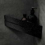 Elegancka, czarna półka ścienna o nowoczesnym, minimalistycznym designie. Wykonana z wytrzymałego metalu, cechuje się wysoką jakością i odpornością na wilgoć, co czyni ją idealnym rozwiązaniem do łazienek. Subtelny wycięty wzór na środku dodaje lekkości konstrukcji, jednocześnie umożliwiając funkcjonalne odprowadzanie wody. Dzięki prostemu systemowi montażu na ścianie i uniwersalnemu stylowi, półka doskonale wpasowuje się w różnorodne aranżacje wnętrz, od nowoczesnych po skandynawskie.