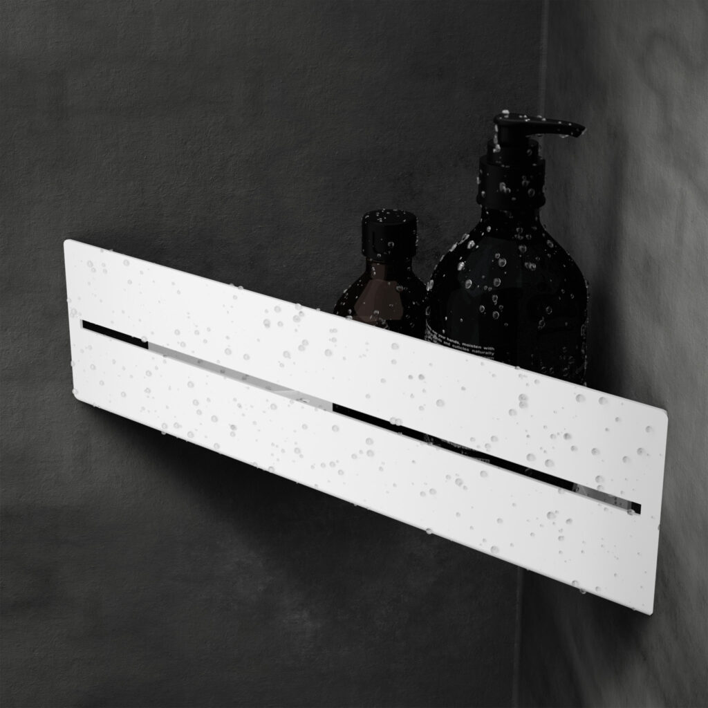 Elegancka, biała półka ścienna o nowoczesnym, minimalistycznym designie. Wykonana z wytrzymałego metalu, cechuje się wysoką jakością i odpornością na wilgoć, co czyni ją idealnym rozwiązaniem do łazienek. Subtelny wycięty wzór na środku dodaje lekkości konstrukcji, jednocześnie umożliwiając funkcjonalne odprowadzanie wody. Dzięki prostemu systemowi montażu na ścianie i uniwersalnemu stylowi, półka doskonale wpasowuje się w różnorodne aranżacje wnętrz, od nowoczesnych po skandynawskie.