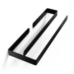 Minimalistyczny wieszak łazienkowy w eleganckim białym wykończeniu, zamontowany na jasnym tle. Składa się z dwóch równoległych ramion o prostym, geometrycznym kształcie, co nadaje mu nowoczesny i subtelny charakter. Idealny do organizacji ręczników w każdej łazience.