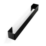 Czarny wieszak na ręczniki – nowoczesny i funkcjonalny dodatek do łazienki. Wykonany z trwałego aluminium, odporny na wilgoć i rdzę. Minimalistyczny design w stylu loftowym, idealny do eleganckich wnętrz. Podwójna belka zapewnia wygodne przechowywanie ręczników. Montaż na ścianie sprawia, że wieszak oszczędza miejsce i utrzymuje porządek. Doskonały wybór do nowoczesnych łazienek, hoteli i pensjonatów.