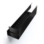 Nowoczesna, czarna półka łazienkowa z haczykami, wykonana z trwałego aluminium. Konstrukcja odporna na wodę, z widocznymi kroplami na powierzchni. Na półce umieszczone są eleganckie butelki z kosmetykami. Styl loftowy, minimalistyczny design pasujący do industrialnych wnętrz.