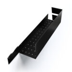 Nowoczesna, czarna półka łazienkowa z haczykami, wykonana z trwałego aluminium. Konstrukcja odporna na wodę, z widocznymi kroplami na powierzchni. Na półce umieszczone są eleganckie butelki z kosmetykami. Styl loftowy, minimalistyczny design pasujący do industrialnych wnętrz.