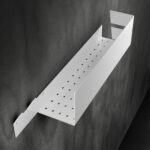 Nowoczesna, biała półka łazienkowa z haczykami, wykonana z trwałego aluminium. Konstrukcja odporna na wodę, z widocznymi kroplami na powierzchni. Na półce umieszczone są eleganckie butelki z kosmetykami. Styl loftowy, minimalistyczny design pasujący do industrialnych wnętrz.