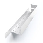 Nowoczesna, biała półka łazienkowa z haczykami, wykonana z trwałego aluminium. Konstrukcja odporna na wodę, z widocznymi kroplami na powierzchni. Na półce umieszczone są eleganckie butelki z kosmetykami. Styl loftowy, minimalistyczny design pasujący do industrialnych wnętrz.