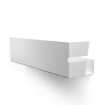 Nowoczesna, biała półka łazienkowa z haczykami, wykonana z trwałego aluminium. Konstrukcja odporna na wodę, z widocznymi kroplami na powierzchni. Na półce umieszczone są eleganckie butelki z kosmetykami. Styl loftowy, minimalistyczny design pasujący do industrialnych wnętrz.