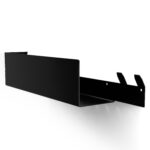 Nowoczesna, czarna półka łazienkowa z haczykami, wykonana z trwałego aluminium. Konstrukcja odporna na wodę, z widocznymi kroplami na powierzchni. Na półce umieszczone są eleganckie butelki z kosmetykami. Styl loftowy, minimalistyczny design pasujący do industrialnych wnętrz.