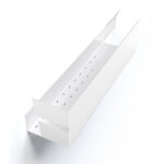 Nowoczesna, biała półka łazienkowa z haczykami, wykonana z trwałego aluminium. Konstrukcja odporna na wodę, z widocznymi kroplami na powierzchni. Na półce umieszczone są eleganckie butelki z kosmetykami. Styl loftowy, minimalistyczny design pasujący do industrialnych wnętrz.