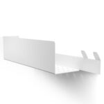 Nowoczesna, biała półka łazienkowa z haczykami, wykonana z trwałego aluminium. Konstrukcja odporna na wodę, z widocznymi kroplami na powierzchni. Na półce umieszczone są eleganckie butelki z kosmetykami. Styl loftowy, minimalistyczny design pasujący do industrialnych wnętrz.