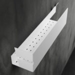 Nowoczesna, biała półka łazienkowa z haczykami, wykonana z trwałego aluminium. Konstrukcja odporna na wodę, z widocznymi kroplami na powierzchni. Na półce umieszczone są eleganckie butelki z kosmetykami. Styl loftowy, minimalistyczny design pasujący do industrialnych wnętrz.