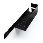 Nowoczesna, czarna półka łazienkowa z haczykami, wykonana z trwałego aluminium. Konstrukcja odporna na wodę, z widocznymi kroplami na powierzchni. Na półce umieszczone są eleganckie butelki z kosmetykami. Styl loftowy, minimalistyczny design pasujący do industrialnych wnętrz.