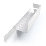 Nowoczesna, czarna półka łazienkowa z haczykami, wykonana z trwałego aluminium. Konstrukcja odporna na wodę, z widocznymi kroplami na powierzchni. Na półce umieszczone są eleganckie butelki z kosmetykami. Styl loftowy, minimalistyczny design pasujący do industrialnych wnętrz.