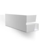 Nowoczesna, czarna półka łazienkowa z haczykami, wykonana z trwałego aluminium. Konstrukcja odporna na wodę, z widocznymi kroplami na powierzchni. Na półce umieszczone są eleganckie butelki z kosmetykami. Styl loftowy, minimalistyczny design pasujący do industrialnych wnętrz.