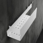 Nowoczesna, czarna półka łazienkowa z haczykami, wykonana z trwałego aluminium. Konstrukcja odporna na wodę, z widocznymi kroplami na powierzchni. Na półce umieszczone są eleganckie butelki z kosmetykami. Styl loftowy, minimalistyczny design pasujący do industrialnych wnętrz.