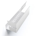 Nowoczesna, czarna półka łazienkowa z haczykami, wykonana z trwałego aluminium. Konstrukcja odporna na wodę, z widocznymi kroplami na powierzchni. Na półce umieszczone są eleganckie butelki z kosmetykami. Styl loftowy, minimalistyczny design pasujący do industrialnych wnętrz.