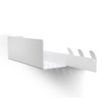 Nowoczesna, czarna półka łazienkowa z haczykami, wykonana z trwałego aluminium. Konstrukcja odporna na wodę, z widocznymi kroplami na powierzchni. Na półce umieszczone są eleganckie butelki z kosmetykami. Styl loftowy, minimalistyczny design pasujący do industrialnych wnętrz.