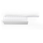 Nowoczesna, czarna półka łazienkowa z haczykami, wykonana z trwałego aluminium. Konstrukcja odporna na wodę, z widocznymi kroplami na powierzchni. Na półce umieszczone są eleganckie butelki z kosmetykami. Styl loftowy, minimalistyczny design pasujący do industrialnych wnętrz.