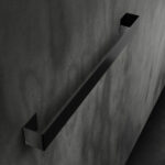 Czarny wieszak na ręczniki – nowoczesny i funkcjonalny dodatek do łazienki. Wykonany z trwałego aluminium, odporny na wilgoć i rdzę. Minimalistyczny design w stylu loftowym, idealny do eleganckich wnętrz. Podwójna belka zapewnia wygodne przechowywanie ręczników. Montaż na ścianie sprawia, że wieszak oszczędza miejsce i utrzymuje porządek. Doskonały wybór do nowoczesnych łazienek, hoteli i pensjonatów.