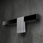 Czarny wieszak na ręczniki – nowoczesny i funkcjonalny dodatek do łazienki. Wykonany z trwałego aluminium, odporny na wilgoć i rdzę. Minimalistyczny design w stylu loftowym, idealny do eleganckich wnętrz. Podwójna belka zapewnia wygodne przechowywanie ręczników. Montaż na ścianie sprawia, że wieszak oszczędza miejsce i utrzymuje porządek. Doskonały wybór do nowoczesnych łazienek, hoteli i pensjonatów.