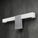 Minimalistyczny, biały wieszak na ręczniki wykonany z trwałego aluminium. Nowoczesny, loftowy design z podwójną belką, idealny do eleganckich i funkcjonalnych łazienek. Montowany na ścianie, zapewnia wygodne przechowywanie i szybki dostęp do ręczników.