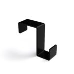 Pojedynczy haczyk na kaloryfer w kolorze czarny mat, na białym tle.