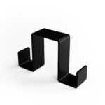 Dwustronny czarny haczyk na kabinę prysznicową wykonany z aluminium na białym tle