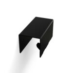 Czarny, minimalistyczny wieszak na ręczniki HUKI wykonany z malowanej proszkowo stali, montowany do ściany – widok z boku na prostokątną formę z zaokrąglonymi krawędziami i otworami montażowymi.