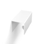 Biały, minimalistyczny wieszak na ręczniki HUKI wykonany z malowanej proszkowo stali, montowany do ściany – widok z boku na prostokątną formę z zaokrąglonymi krawędziami i otworami montażowymi.