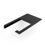 Minimalistyczny uchwyt na papier toaletowy Sora w kolorze matowej czerni, wykonany z jednego giętego elementu metalu, o nowoczesnej i geometrycznej formie – widok z ukosa na białym tle