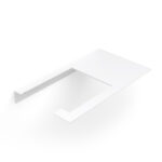 Minimalistyczny uchwyt na papier toaletowy Sora w kolorze matowej bieli, wykonany z jednego giętego elementu metalu, o nowoczesnej i geometrycznej formie – widok z ukosa na białym tle