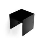 czarny, metalowy uchwyt na papier toaletowy Nira, na białym tle – minimalistyczny design w stylu industrialnym