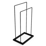 Stojak łazienkowy wolnostojący w kolorze matowej czerni, o prostym, geometrycznym kształcie. Minimalistyczna konstrukcja z dwiema poprzeczkami idealna do suszenia ręczników.