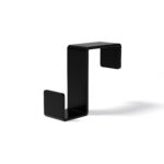 Pojedynczy haczyk na kaloryfer w kolorze czarny mat, na białym tle.