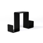 Dwustronny czarny haczyk na kabinę prysznicową wykonany z aluminium na białym tle