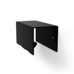 Czarny, minimalistyczny wieszak na ręczniki HUKI wykonany z malowanej proszkowo stali, montowany do ściany – widok z boku na prostokątną formę z zaokrąglonymi krawędziami i otworami montażowymi.