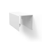 Biały, minimalistyczny wieszak na ręczniki HUKI wykonany z malowanej proszkowo stali, montowany do ściany – widok z boku na prostokątną formę z zaokrąglonymi krawędziami i otworami montażowymi.