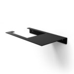 Minimalistyczny uchwyt na papier toaletowy Sora w kolorze matowej czerni, wykonany z jednego giętego elementu metalu, o nowoczesnej i geometrycznej formie – widok z ukosa na białym tle