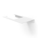 Minimalistyczny uchwyt na papier toaletowy Sora w kolorze matowej bieli, wykonany z jednego giętego elementu metalu, o nowoczesnej i geometrycznej formie – widok z ukosa na białym tle