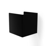 czarny, metalowy uchwyt na papier toaletowy Nira, na białym tle – minimalistyczny design w stylu industrialnym