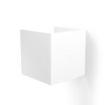 biały, metalowy uchwyt na papier toaletowy Nira, na białym tle – minimalistyczny design w stylu industrialnym