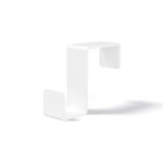 Pojedynczy haczyk na kaloryfer w kolorze biały mat, na białym tle.