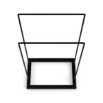 Stojak łazienkowy wolnostojący w kolorze matowej czerni, o prostym, geometrycznym kształcie. Minimalistyczna konstrukcja z dwiema poprzeczkami idealna do suszenia ręczników.