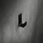 Czarny haczyk na ręczniki, aluminiowy, z montażem na kołek rozporowy