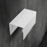 Biały, minimalistyczny wieszak na ręczniki HUKI wykonany z malowanej proszkowo stali, montowany do ściany – widok z boku na prostokątną formę z zaokrąglonymi krawędziami i otworami montażowymi.