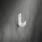 Biały haczyk na ręczniki, aluminiowy, z montażem na kołek rozporowy