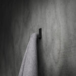 Aluminiowy samoprzylepny haczyk na ręczniki czarny mat.