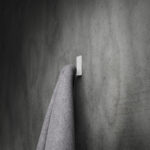 Aluminiowy samoprzylepny haczyk na ręczniki biały mat.