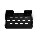 Czarna metalowa półka łazienkowa NAOS z matowym wykończeniem, zamontowana na ścianie, z perforowanym dnem i wysokimi bokami; na półce ustawione butelki kosmetyków.