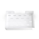 Biała metalowa półka łazienkowa NAOS z matowym wykończeniem, zamontowana na ścianie, z perforowanym dnem i wysokimi bokami; na półce ustawione butelki kosmetyków.