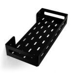 Czarna metalowa półka łazienkowa NAOS z matowym wykończeniem, zamontowana na ścianie, z perforowanym dnem i wysokimi bokami; na półce ustawione butelki kosmetyków.